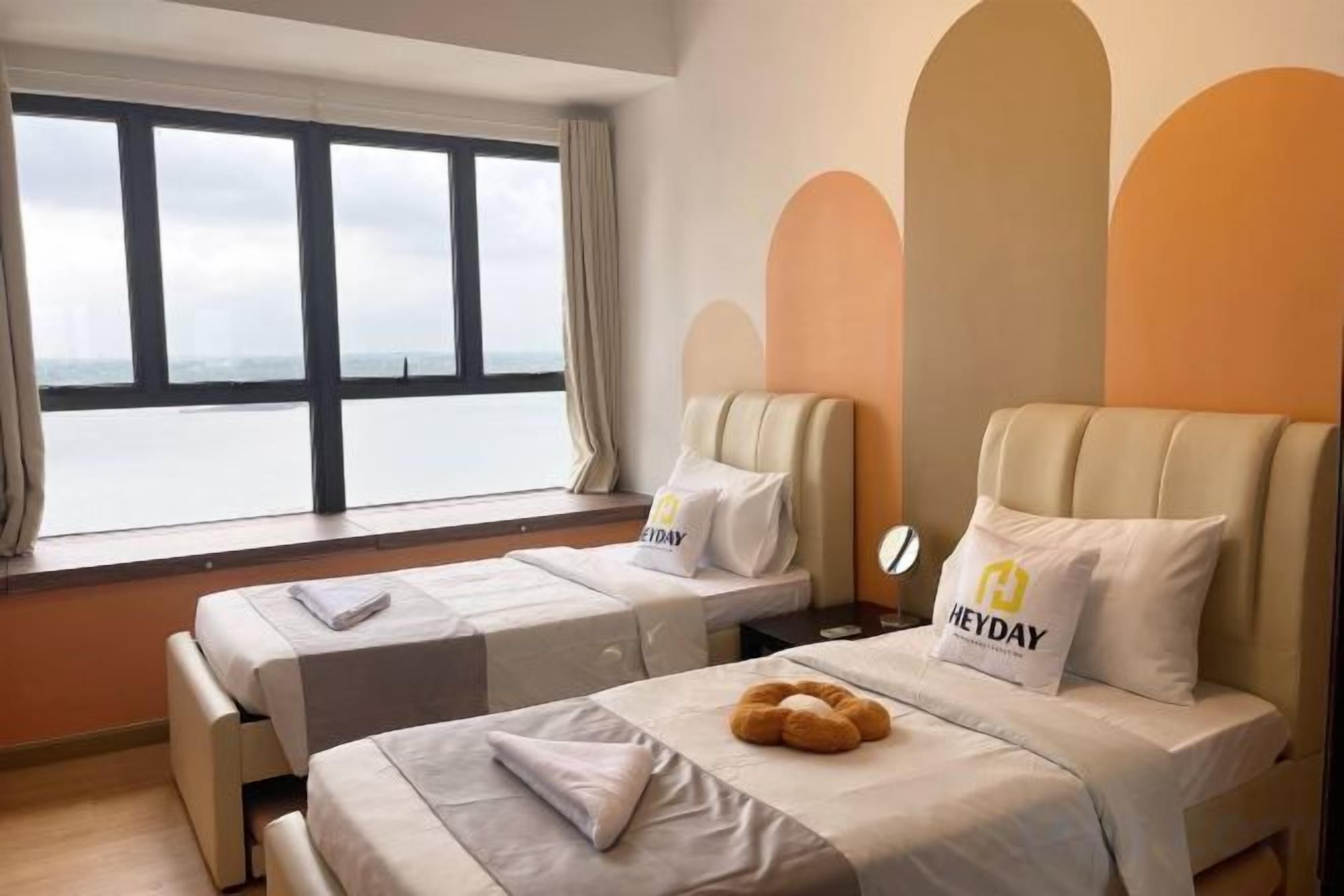 Et hotelværelse med to senge, havudsigt og moderne design.