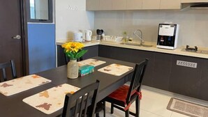 Una cocina moderna con estufa integrada, cafetera y pileta.