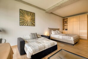 1 Schlafzimmer, Schreibtisch, Bügeleisen/Bügelbrett, Reisekinderbett