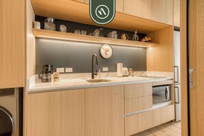 Refrigerador, microondas, parrilla de estufa y cafetera y tetera 