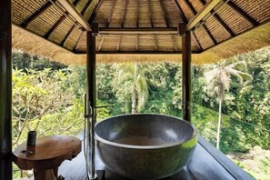 مغطس سبا خارجي