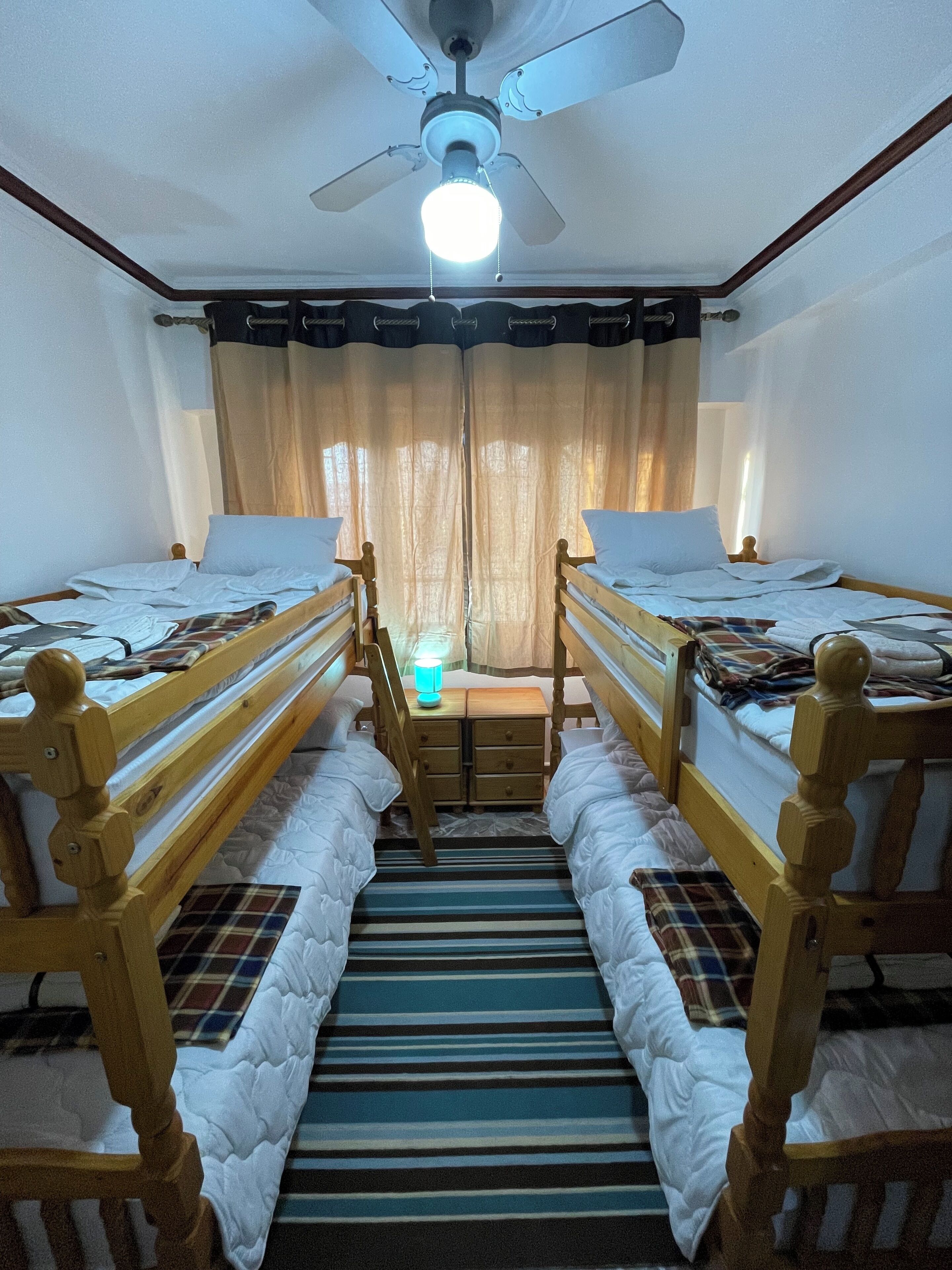 2 habitaciones, tabla de planchar con plancha y acceso a internet 