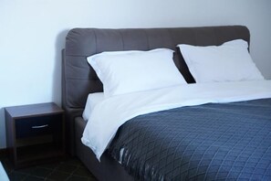 Cribs/infant beds - Venice Home free parking (Venice)