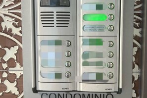 Unclassified image, 4 of 10, button - Venice Home free parking (Venice)