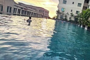 สระว่ายน้ำกลางแจ้ง