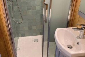 Room - Romantic Nature Chalet – Peaceful Escape by the Marne River (Isles-les-Villenoy)