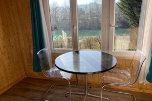 Restaurant - Romantic Nature Chalet – Peaceful Escape by the Marne River (Isles-les-Villenoy)