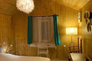 Room - Romantic Nature Chalet – Peaceful Escape by the Marne River (Isles-les-Villenoy)