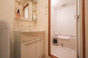 Room - He Yue Umeda West 401 Direct trains to Umeda (Osaka)