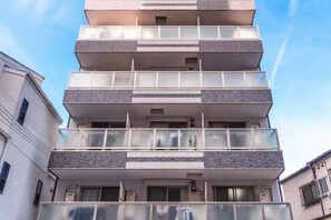 Un edificio de varios pisos con balcones y ventanas.