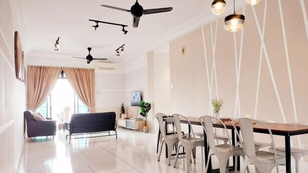 Un salon moderne avec un coin repas, des ventilateurs de plafond et un téléviseur.