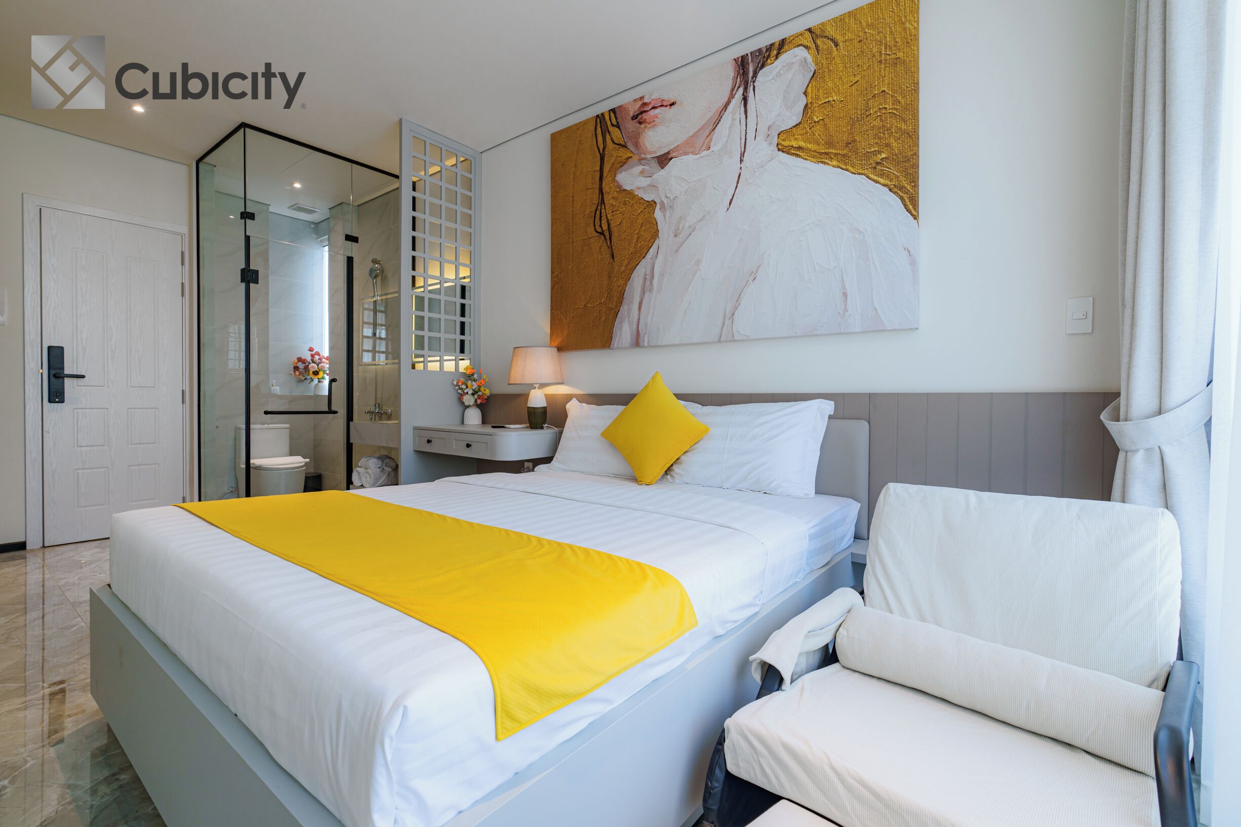 Free minibar, desk, laptop workspace, free WiFi