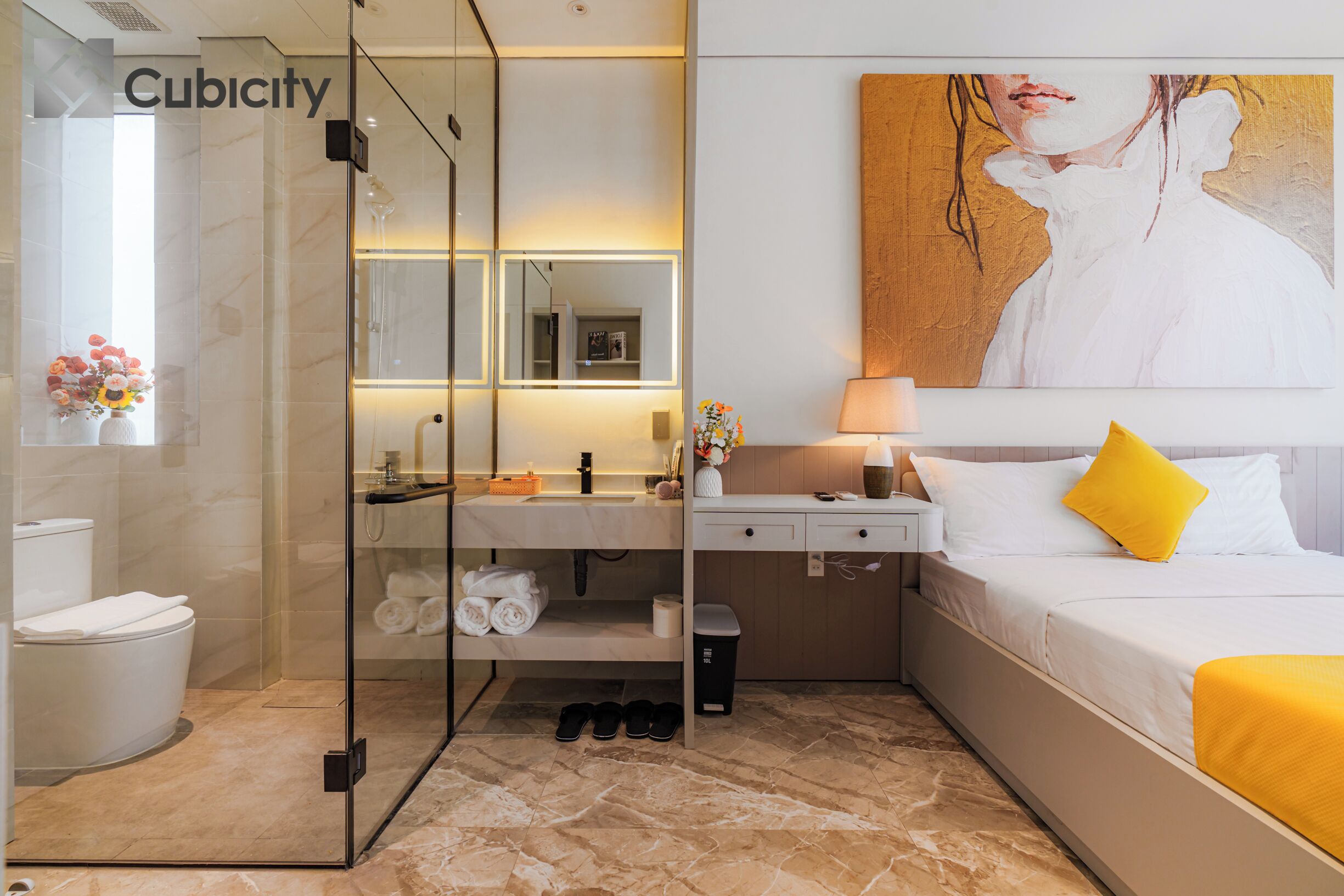 Bar mini percuma, meja, ruang kerja komputer riba, Wi-fi percuma 