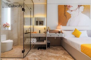 Minibar con artículos gratuitos y escritorio