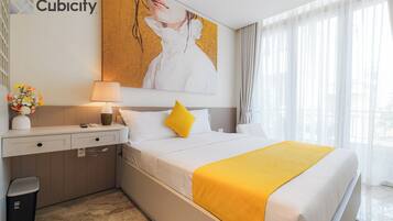 Minibar gratis, meja kerja, ruang kerja ramah laptop, dan Wi-Fi gratis