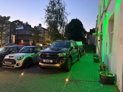 Spacious First-Floor Super King or Twin Studio Apartment with Free Parking