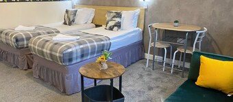 Spacious First-Floor Super King or Twin Studio Apartment with Free Parking