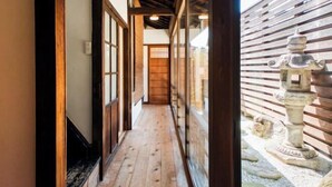 A corridor with wooden flooring and sliding doors. - Ranjatai (Nara)