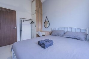 Une chambre à coucher avec un lit, un bureau et une armoire.