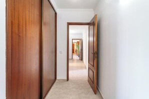 Cots/infant beds - BnB Homes Large Fully Equipped Apartment with 2 Bedrooms, Swimming Pool & Patio (Albufeira)