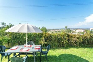 Outdoor dining - BnB Homes Large Fully Equipped Apartment with 2 Bedrooms, Swimming Pool & Patio (Albufeira)