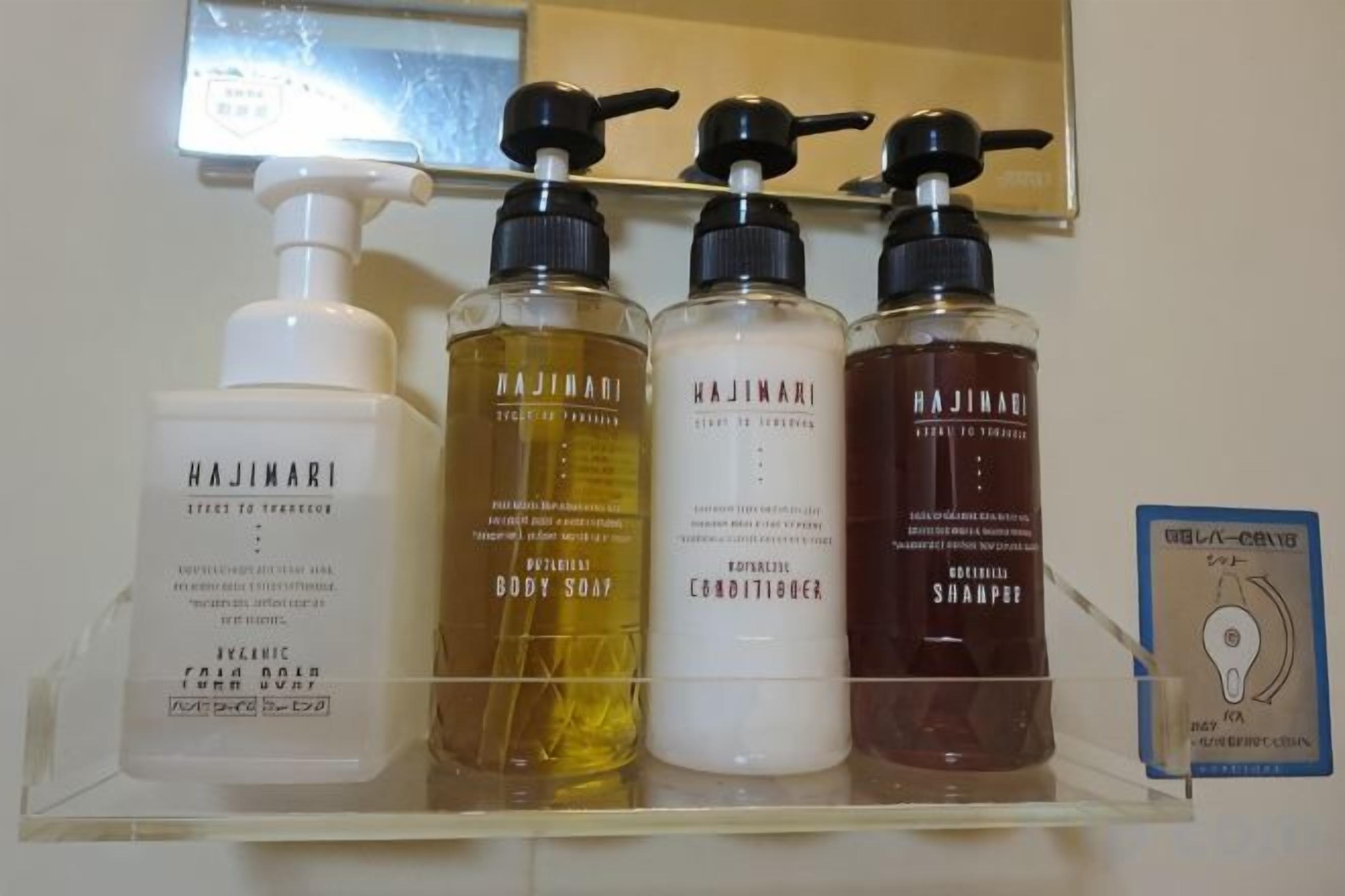 Eine Präsentation von Hajimari Körperpflegeprodukten, darunter Shampoo, Conditioner und Duschseife.