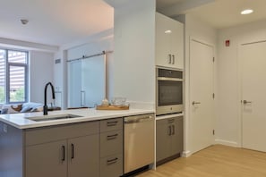 Fridge, microwave, oven, stovetop - Spacious Apartment On Water (Cambridge, MA)