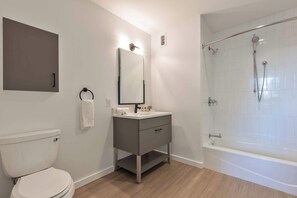 Shower, hair dryer, towels - Spacious Apartment On Water (Cambridge, MA)