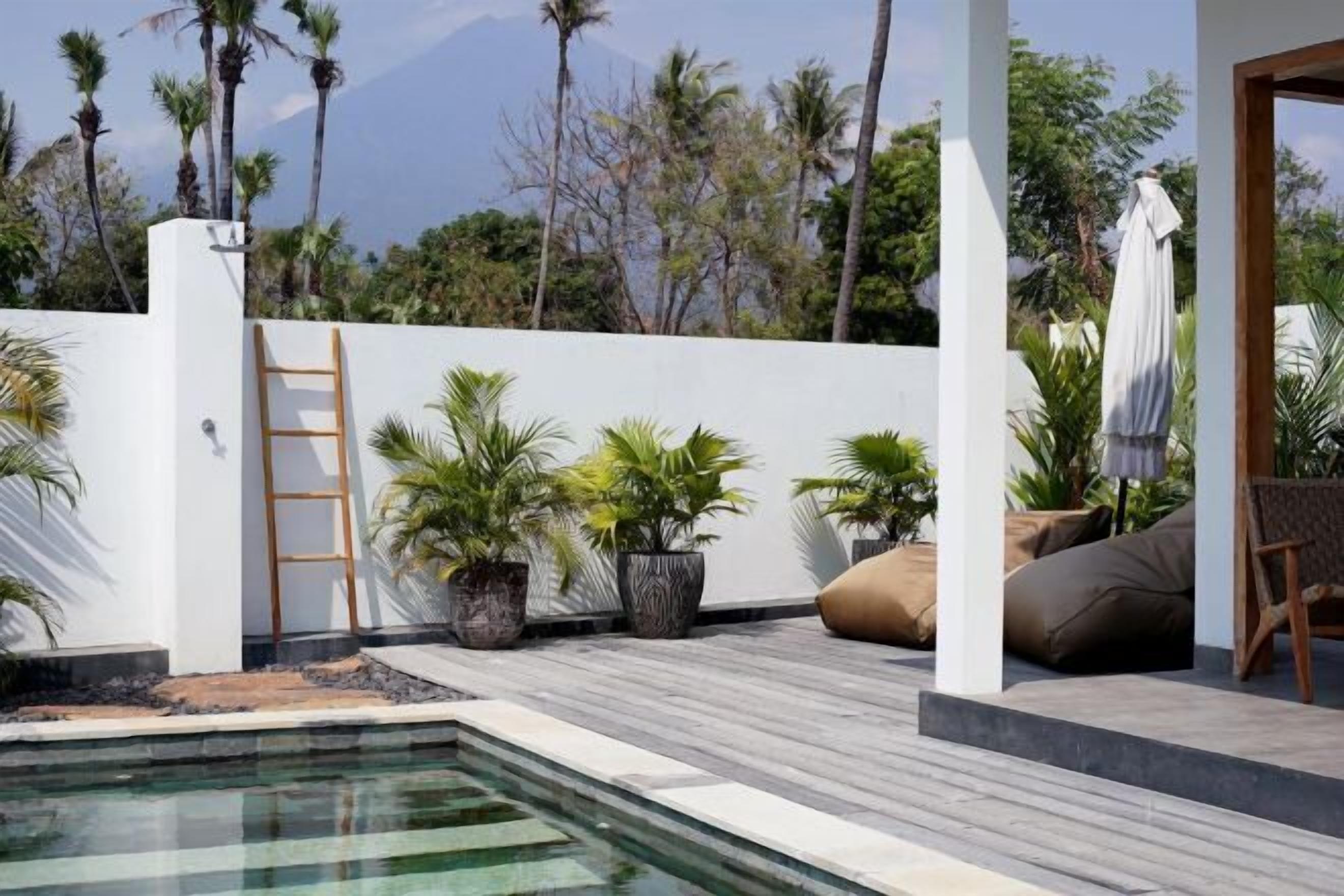 Hồ bơi ngoài trời