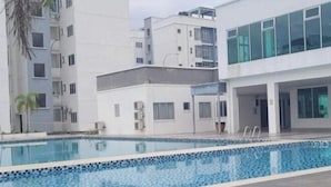 Un edificio moderno con piscina.