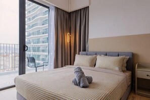 Habitación de hotel con cama, mesita de noche, una silla y vista a un edificio alto.