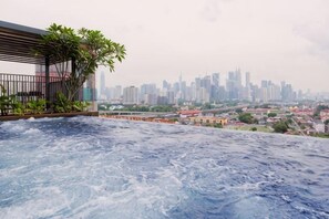 Un jacuzzi con vistas al horizonte urbano.