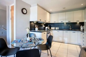Room - 29 Rhodewood House - 2 Bedroom - Saundersfoot (Saundersfoot)