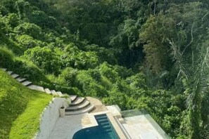 حمام سباحة خارجي