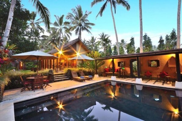 حمام سباحة خارجي