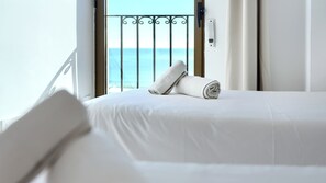 Apartamento Deluxe, balcón, vistas al mar | Tabla de planchar con plancha, wifi gratis, ropa de cama
