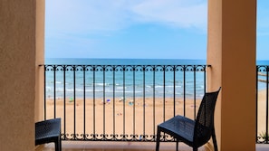 A balcony with a view of the beach and ocean. - Sea You Aptos Valencia Port Saplaya  (Port Saplaya)