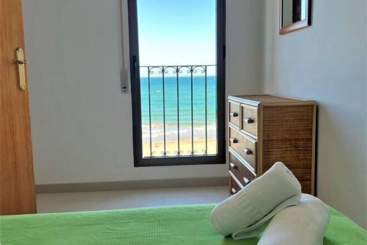 Cribs/infant beds