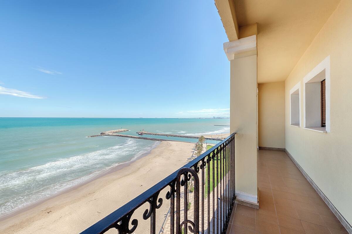 Un balcó amb vista a una platja i l'oceà.