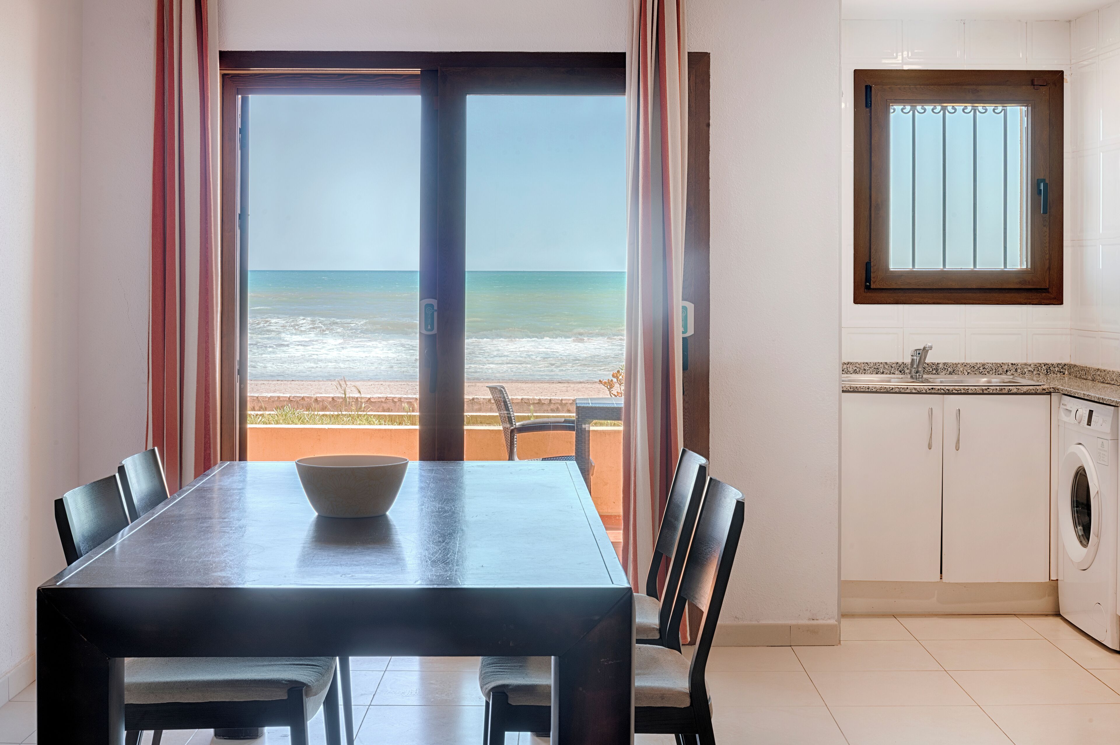 Apartemen Comfort, 2 kamar mandi, menghadap pantai | Dapur pribadi | Lemari es besar, microwave, oven, dan kompor