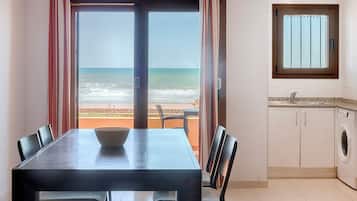 Apartemen Comfort, 2 kamar mandi, menghadap pantai | Dapur pribadi | Lemari es besar, microwave, oven, dan kompor