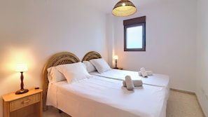Appartement Confort, balcon, vue sur la mer | Fer et planche à repasser, accès au Wi-Fi (inclus), literie fournie