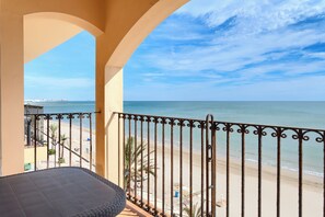 Ein Balkon mit Blick auf Strand und Meer.