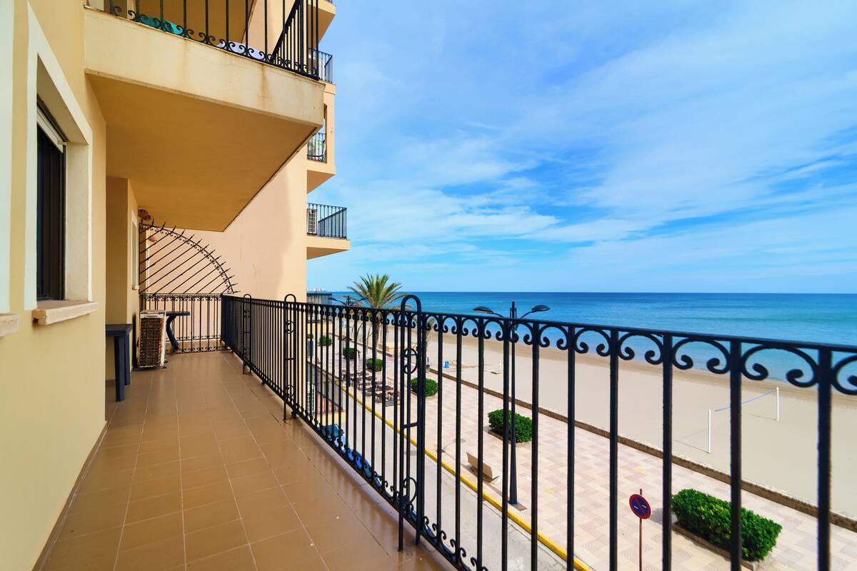 Un balcó amb vista a la platja i l'oceà.