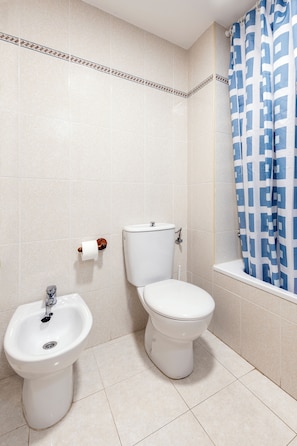 Appartement Confort, vue sur la mer, en face de la plage | Salle de bain | Serviettes fournies