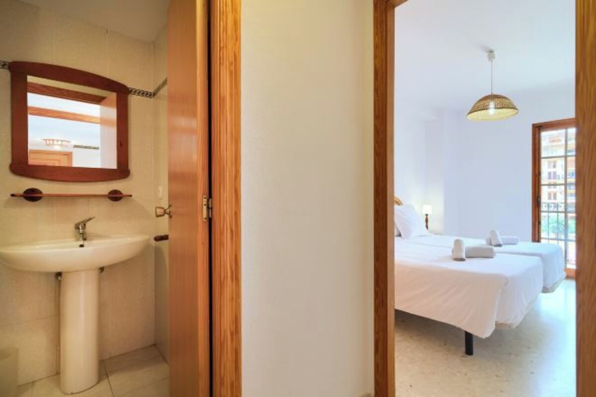 Iron/ironing board, free WiFi, bed sheets