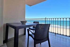 Outdoor dining - Sea You Apartamentos Valencia Port Saplaya (Port Saplaya)