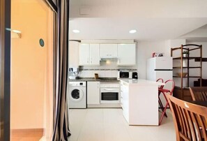 Cribs/infant beds