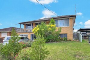 Unclassified image, 3 of 36, button - Coal d' Vine Entertainer - Cessnock NSW (Cessnock)