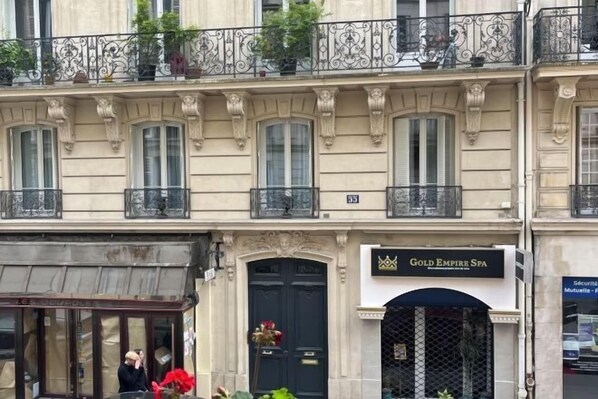 Exterior detail - Beautiful apartment Near Opera (Paris)